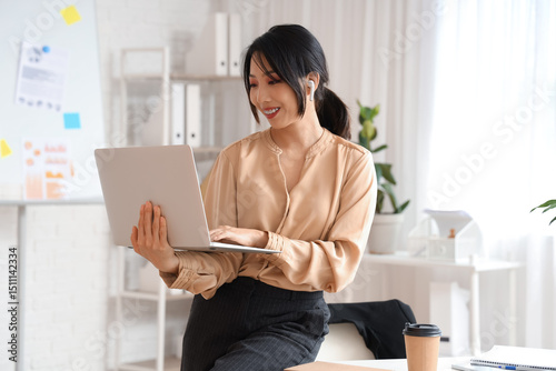 Happy Asian businesswoman w...