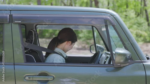 シートベルトをかける日本人女性
