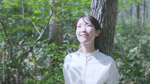 自然の中で森林浴を楽しむ日本人女性
