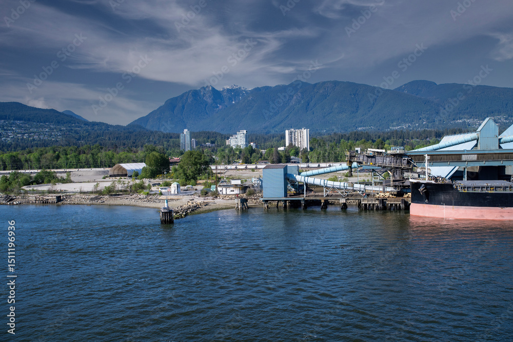 Naklejka premium Ships docked near mountains in a coastal area