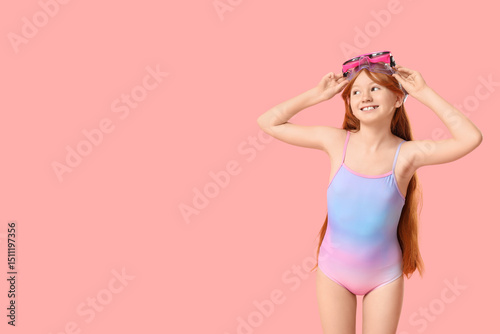 Fotografía Little redhead girl in swimsuit on pink background