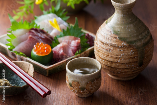 Tableau sur toile 【日本酒とお刺身4点盛り】日本酒と真子鮃、真鯛、伊佐木、イクラのお刺身。