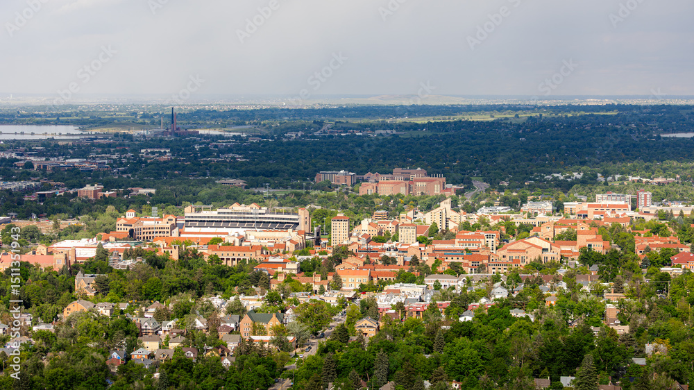 Obraz premium On a bright and beautiful day, the University of Colorado Boulder sits at the heart of town, its red rooftops and green lawns glowing with energy and life