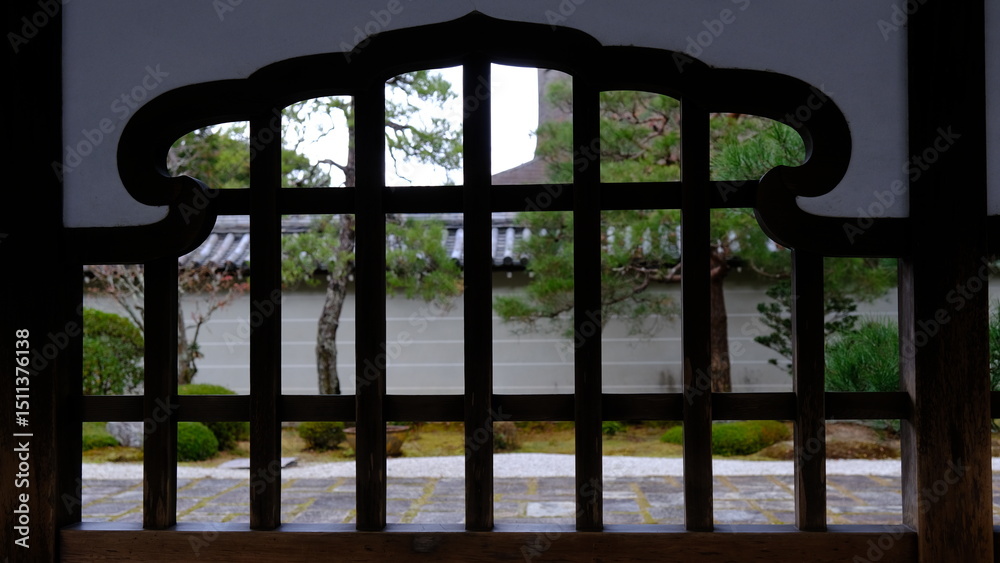 Fototapeta premium 京都、南禅寺、庭園、佛寺、寺院、文化財、木造建築、古代建築、日本文化、歷史名勝、古都京都の文化財、木、綠色、秋、青空、池塘