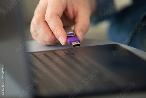 Fényképezés male hand connects usb flash drive in a laptop device