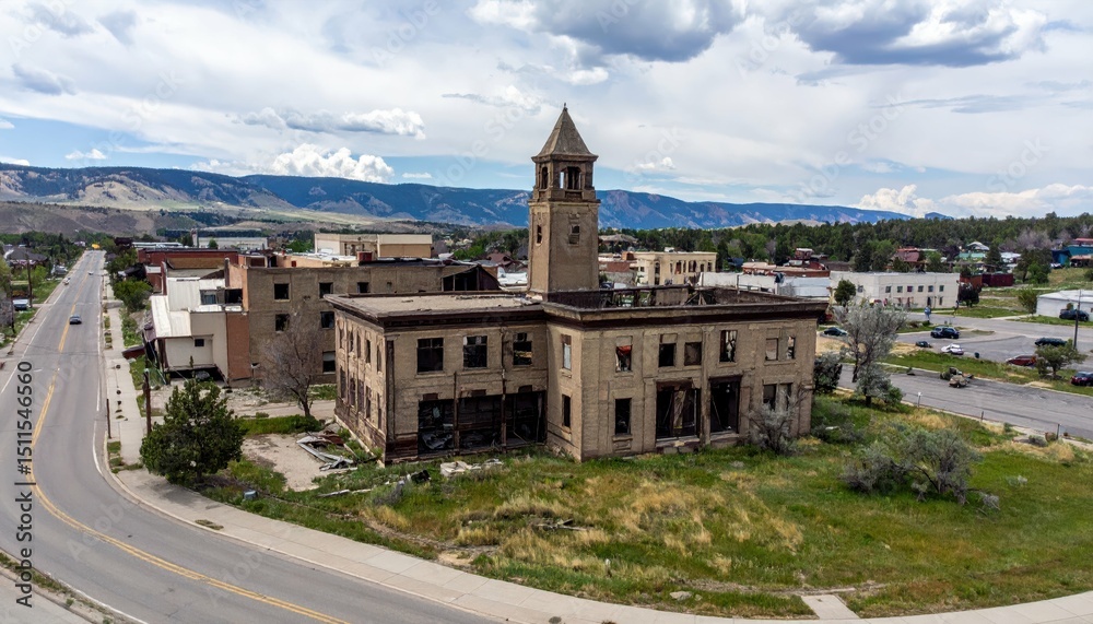 Fototapeta premium Abandoned Building in Cheyenne, Wyoming, Symbol of Forgotten City Life