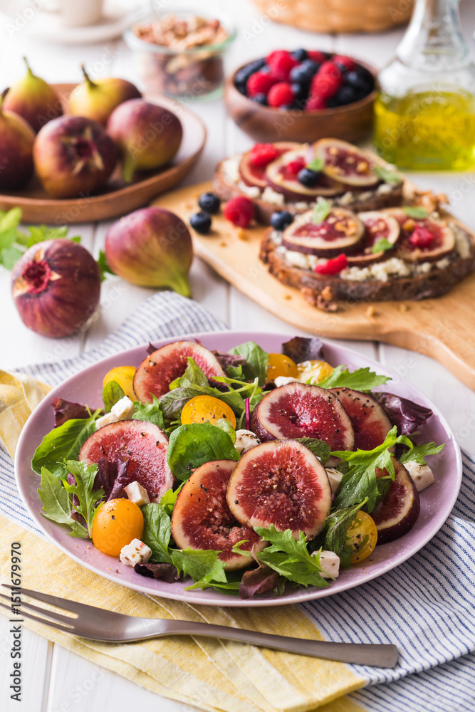 Fototapeta premium 【いちじくのサラダ】秋の味覚いちじくをフェタチーズと楽しむサラダです。