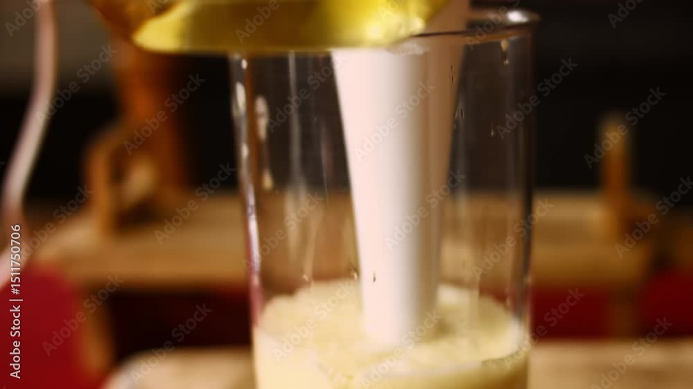Recipe of Homemade Mayonaisse. I cook olive oil and sunflower oil in a blender. 4k video recipe