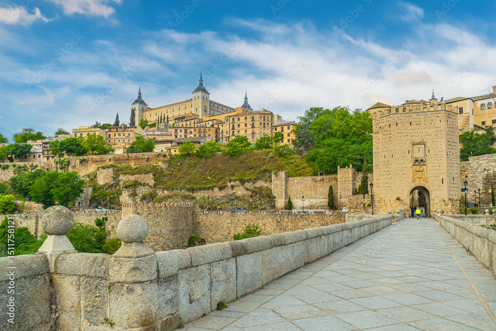 Obraz premium Alcantara Bridge, an arch bridge in Toledo, Spain