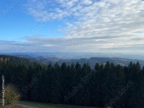 Weitsicht über das Sauerland bei klarer Sicht im Herbst