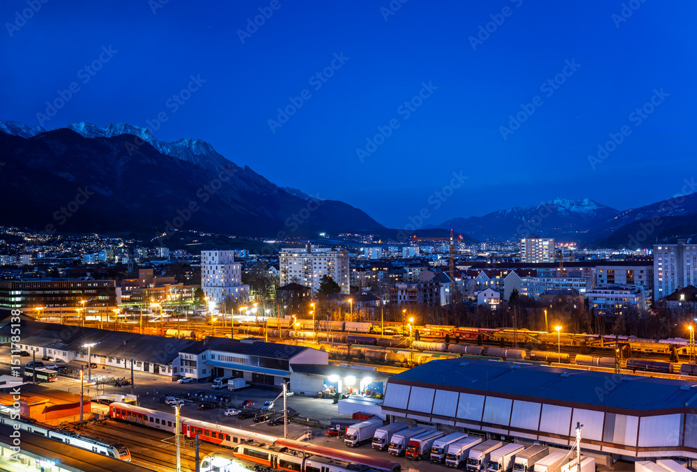Naklejka premium Innsbruck city at night