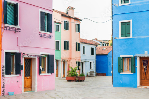 Fototapeta Naklejka Na Ścianę i Meble -  Colorful houses adorn the charming streets of Burano, Venice in springtime