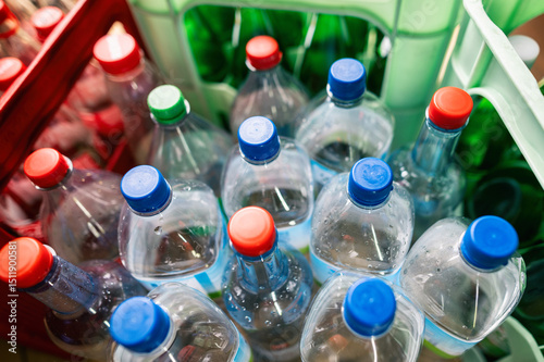 Leere Pfandflaschen und Getränkekisten. Symbolisiert Recycling, Umweltschutz, Mehrwegsystem, Pfandsystem und nachhaltigen Konsum in Deutschland.