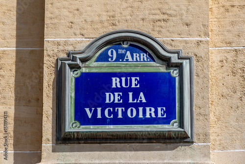 Fototapeta Naklejka Na Ścianę i Meble -  Plaque de rue parisienne traditionnelle sur laquelle est écrit 