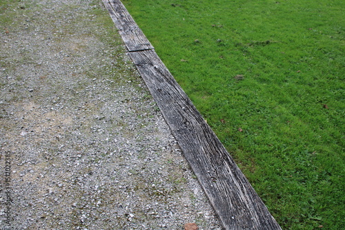 Bordure en traverse bois dans le jardin