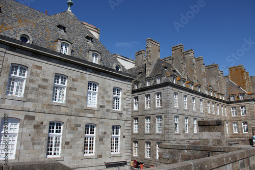 Fototapeta Naklejka Na Ścianę i Meble -  The city walls and houses of Saint-Malo in Brittany, France