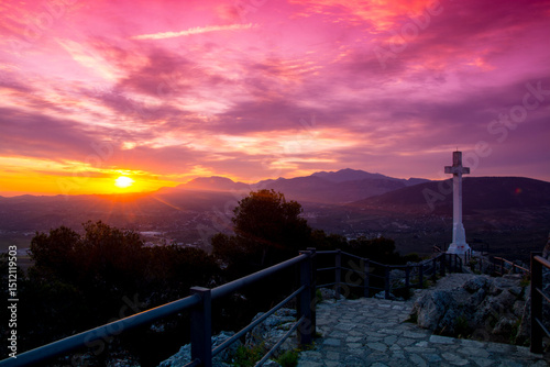 Slika na platnu Amanecer. Cruz del Castillo de Santa Catalina en Jaén