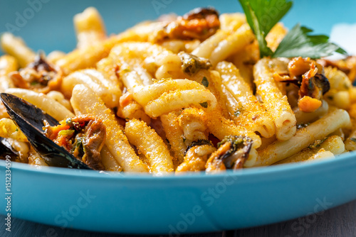 Fototapeta Naklejka Na Ścianę i Meble -  Caserecce con cozze e bottarga di muggine, pasta italiana, ricetta mediterranea 