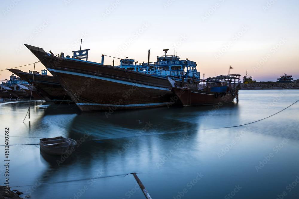 Naklejka premium Shipping in the Persian Gulf – Maritime Trade and Tranquil Waters