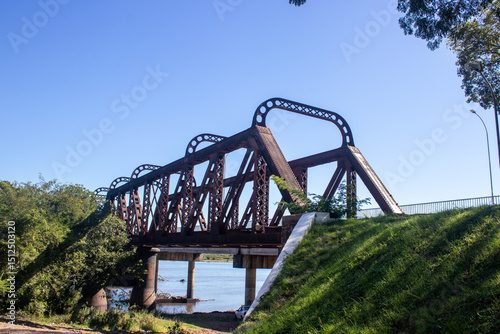 Antiguo puente visto desde abajo