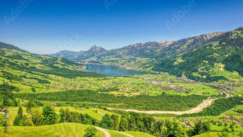 Der Sarnersee von der Mörlialp aus zu sehen, Luftaufnahme Mai 2025, Schweiz