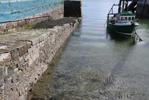 Port de Cobh en Irlande et bateaux de pêche photo