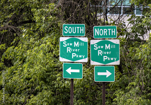 Fotografi saw mill river parkway south north arrow road sign green direction traffic new y