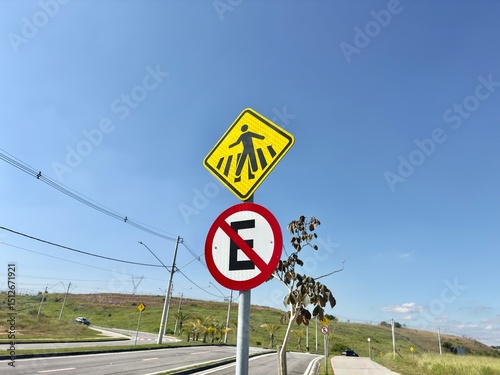 Placa de sinalização de transito proibido estacionar e passagem de ciclista na via.