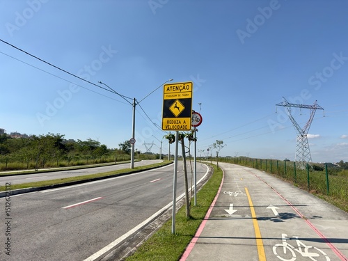 Placa de sinalização atenção passagem de fauna reduza a velocidade.