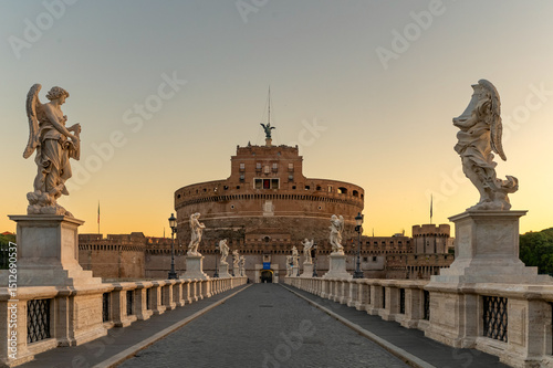 A breathtaking sunset over Castel Sant’Angelo in Rome, seen from Ponte Sant’Angelo with angelic sculptures and warm golden light. A perfect blend of history, art, and architecture.