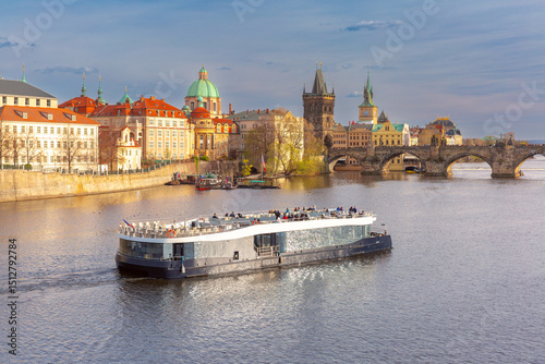 Foto View of Charles Bridge and sightseeing boat on Vltava River in Prague, Czech Rep