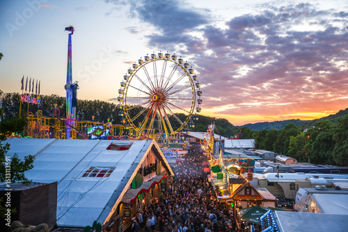 Traditionelles Volksfest Maidult Regensburg bei Sonnenuntergang, Bayern, Deutschland