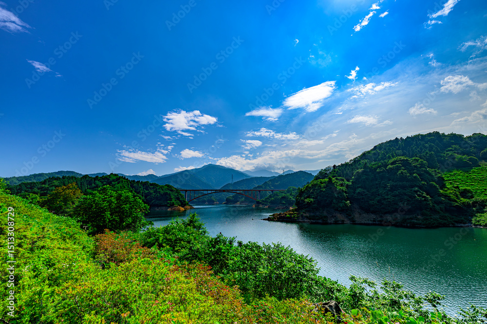 Obraz premium 青空に映える宮ヶ瀬湖と山並みの絶景パノラマ 神奈川県愛甲郡清川村
