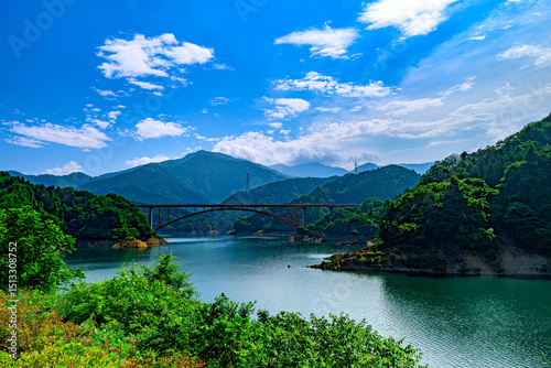  青空に映える宮ヶ瀬湖と山並みの絶景パノラマ　神奈川県愛甲郡清川村