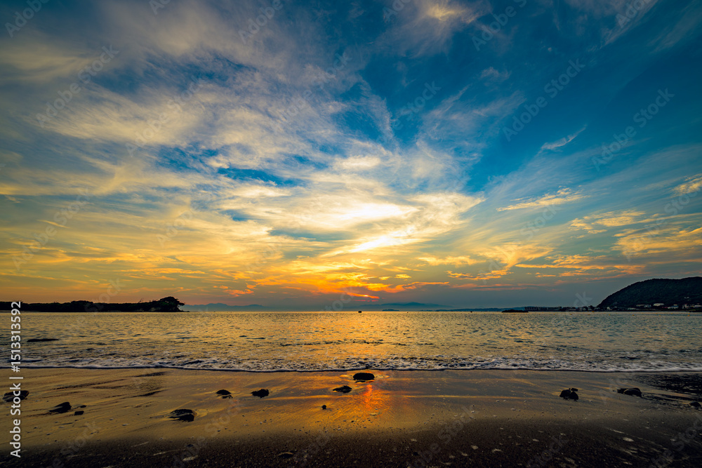 Fototapeta premium 長者ヶ崎海岸に広がる壮大な夕焼けの空と海 神奈川県 湘南 葉山町