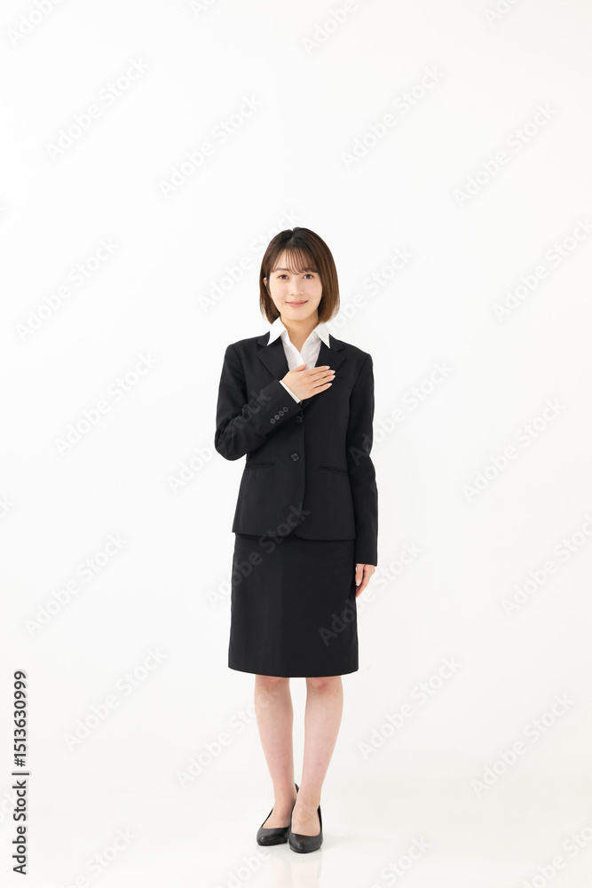 お任せくださいのポーズをする女性 お任せくださいのポーズをする女性