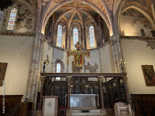 Cuadro en lienzo The main altar in the interior of the church Basilica of Saint Clare (Basilica di Santa Chiara), Assisi, Italy