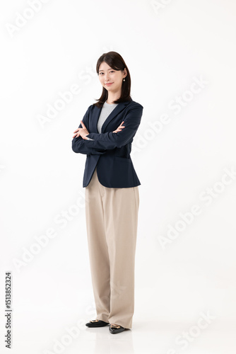 笑顔で立つ女性