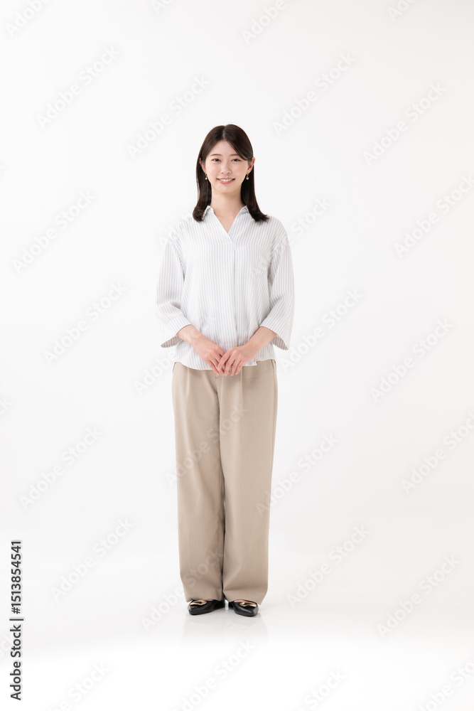笑顔で立つ女性 笑顔で立つ女性