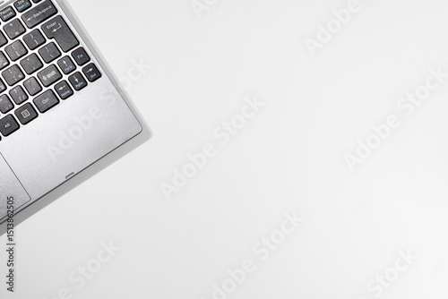 Papier peint Top View of Minimal White Desk with Laptop – Modern Workspace Setup