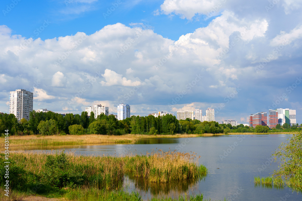 Naklejka premium Scenic View of Kyiv Lake Surrounded by Modern Architecture