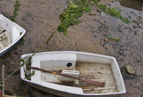 Boot im Schlick in Plentzia Baskenland