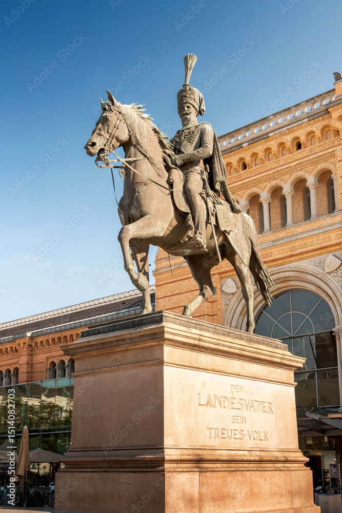 Obraz premium Ernst-August-Denkmal vor dem Hauptbahnhof Hannover bei Sommerwetter