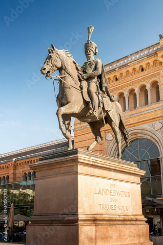 Ernst-August-Denkmal vor dem Hauptbahnhof Hannover bei Sommerwetter