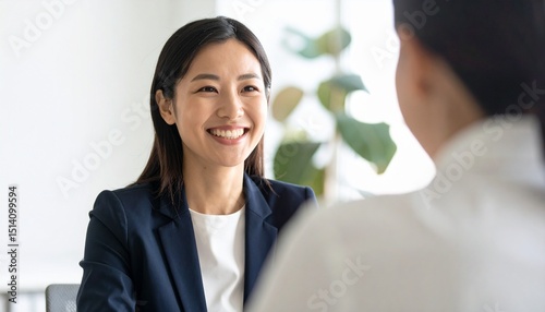 クライアントの話を笑顔で聞く会社員