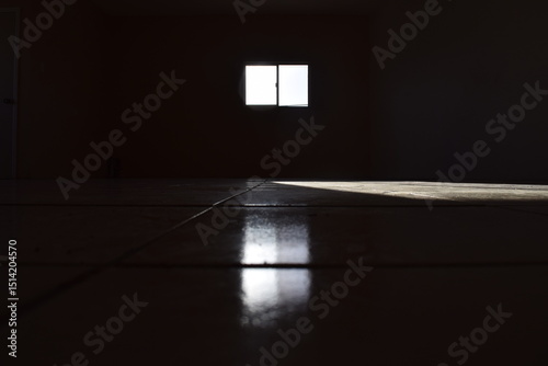 Ventana brillante en un cuarto oscuro