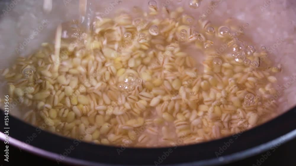 炊飯準備　水に浸した白米にもち麦を入れる