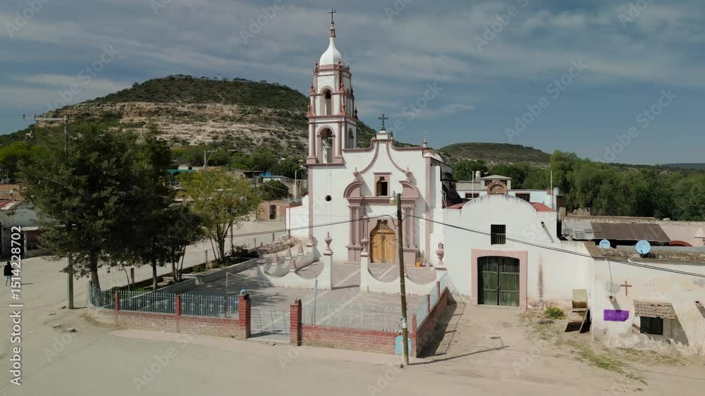 Acercamiento  a la capilla de la ex hacienda de Carranco, ene el municipio de  Villa de reyes, San Luis Potosí, México