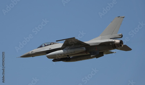 f-16 fighter jet in flight