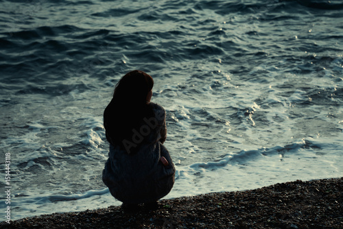 Bild auf Leinwand A lonely girl by the seaside